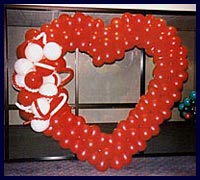 kırmızı kalp balon süslemesi